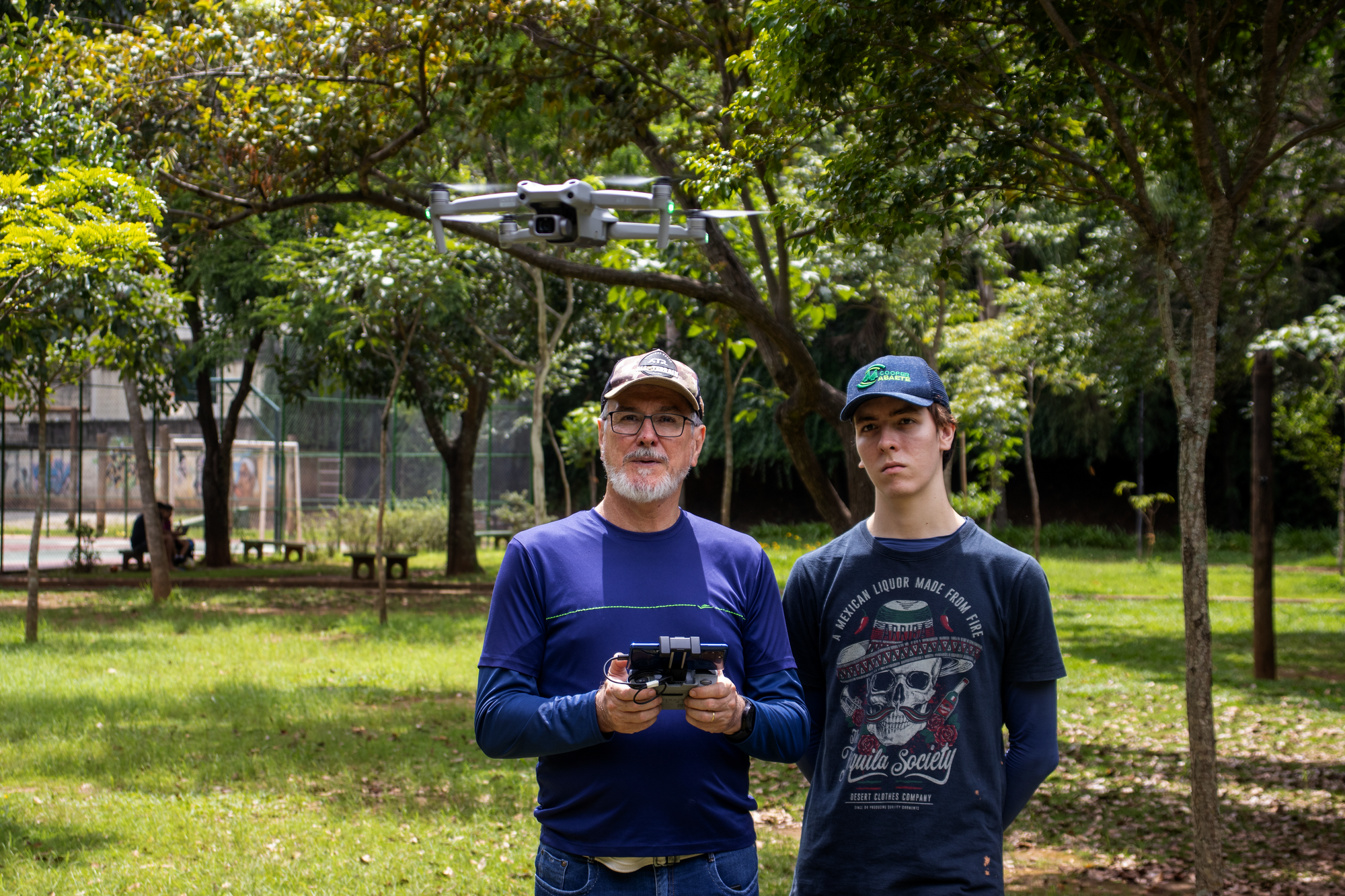 Experiência prática de pilotagem em treinamento presencial da XDRONES.