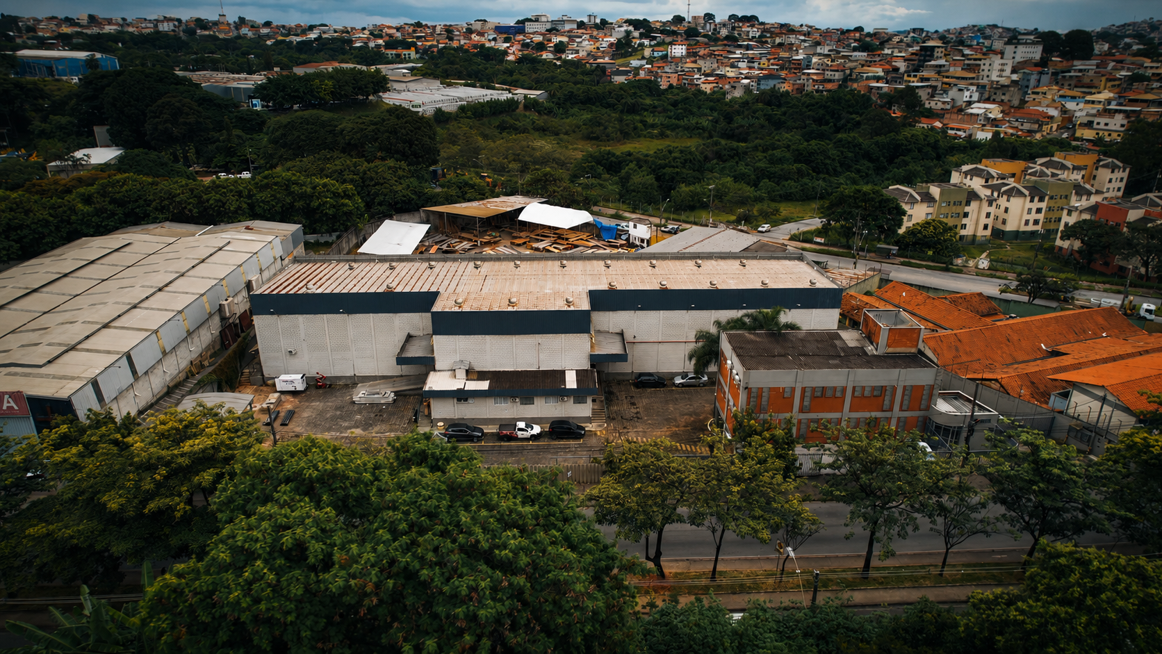 Ambiente industrial registrado em produção audiovisual da XDRONES.